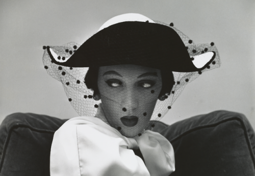 Chapeau espagnol par Tatiana du Plessix Liberman New York, 1949