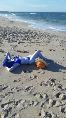 ck-blogs-stuff: ninsegado91:   theoctoberscarf:   kellykirstein: Beach Summer Fun Buddies.   Hot   @grimphantom2   @slbtumblng a beached mermaid~ ;3