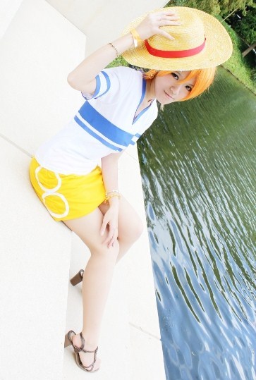 Nami wearing sheer pantyhose by cosplayer Lycorisa.