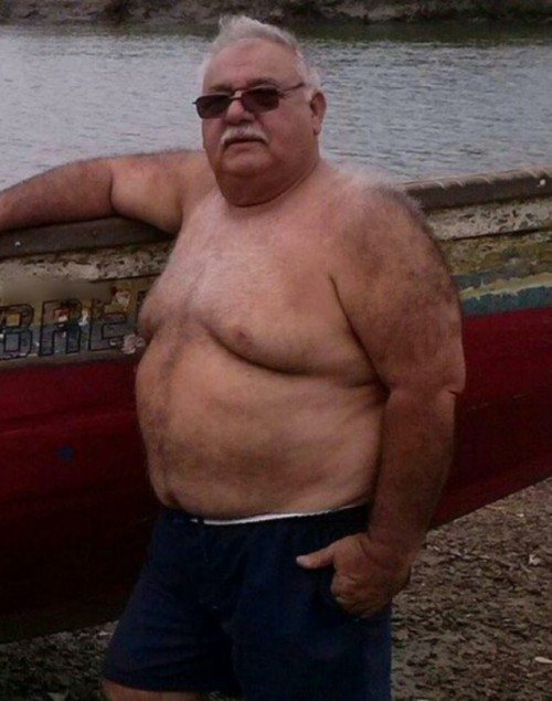 mpbuddy1: silverbadbear: Gorgeous daddy  Total cutie
