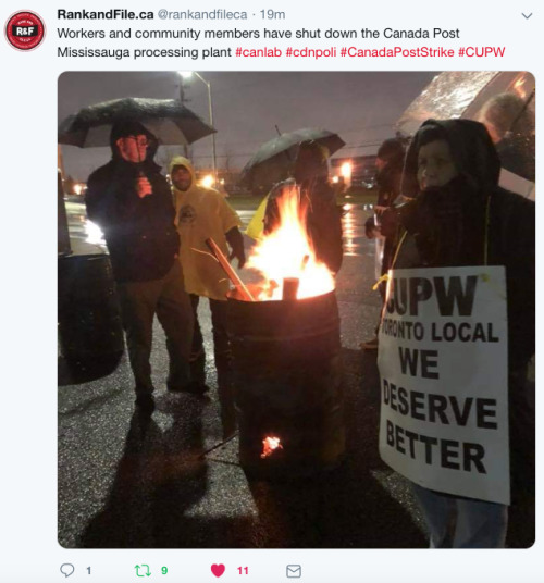 allthecanadianpolitics:Canada Post Workers and allies are blockading the Gateway Mail Processing Pla