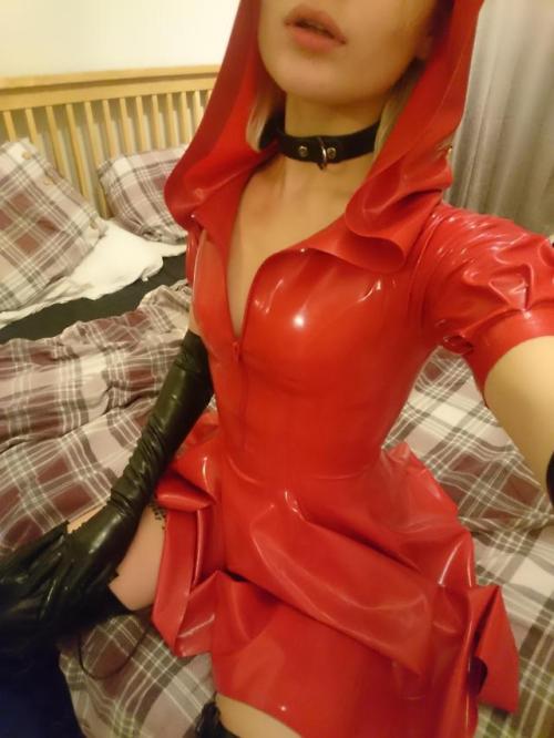 Sex glove-love:  She makes latex look good! pictures
