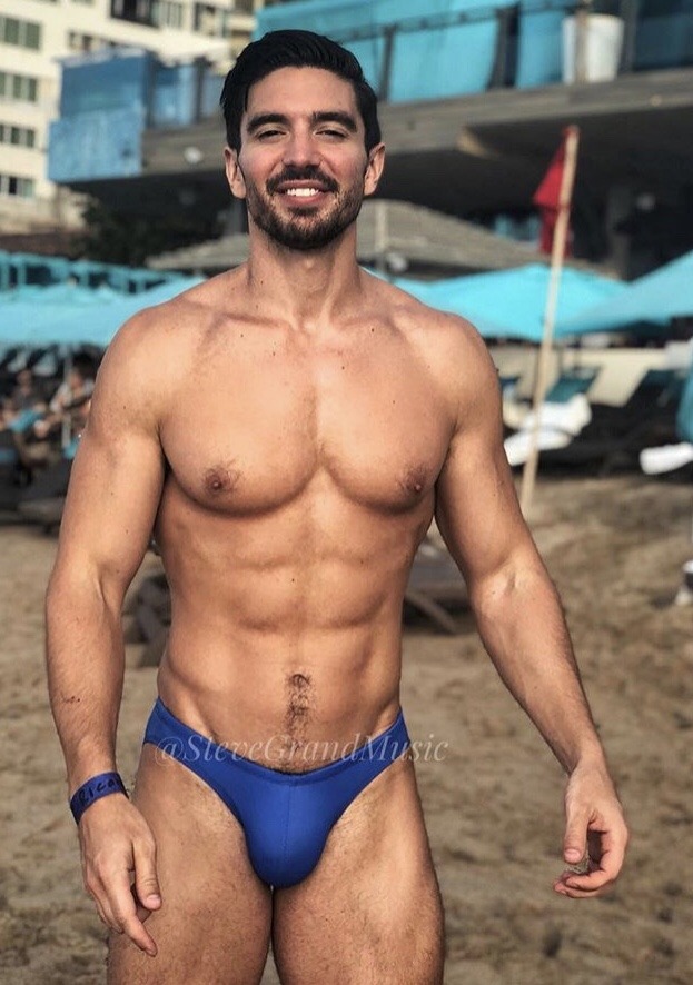donnieboiluvsbois:  Grand Steve Grand bulging. 