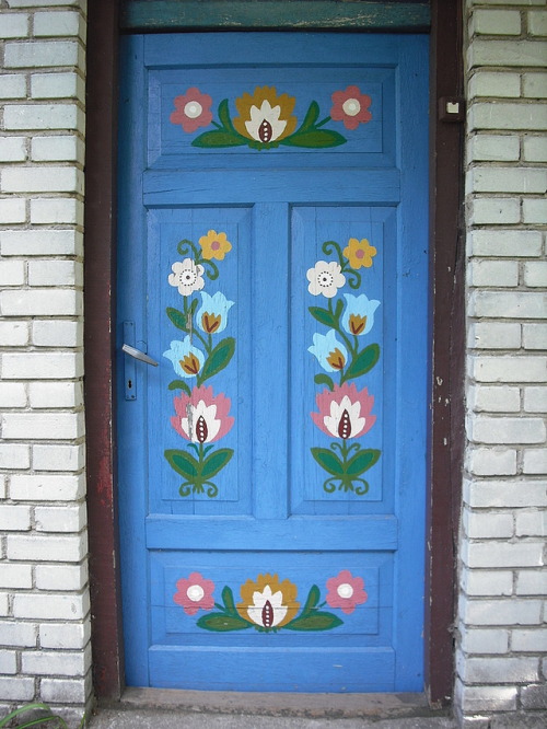 lamus-dworski:Colorful doors in the village of Sromów, Poland (Private Museum of Brzozowski F