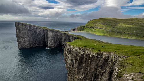 Porn earthporn-org:  Lake Sørvágsvatn, Faroe photos