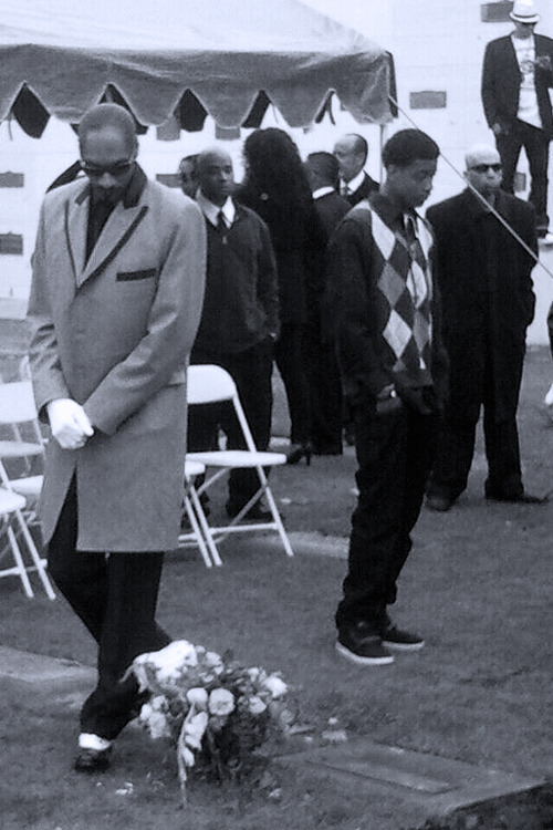 gucci-chanclas:  Snoop at Nate Dogg’s funeral