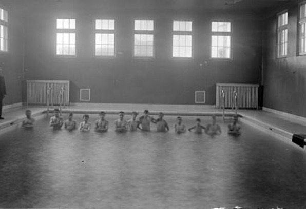 baseballjock83: showerspecialist-london:  C&amp;H Bathhouse, Laurium, Michigan.