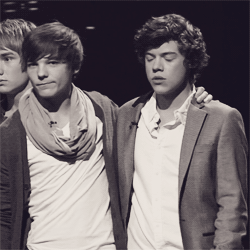 Louis Protecting/reassuring Harry