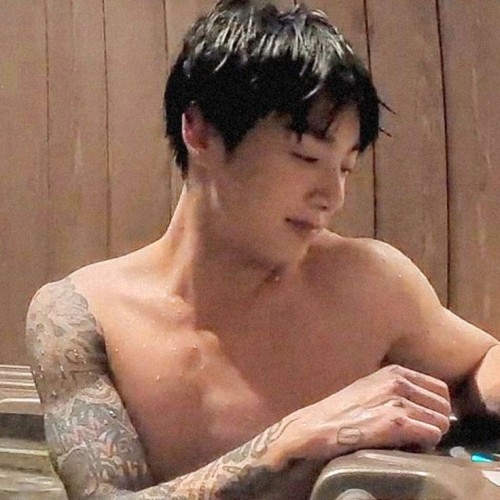 OH MY GOD THIS LOOK RIGHT HERE. The Smirk????