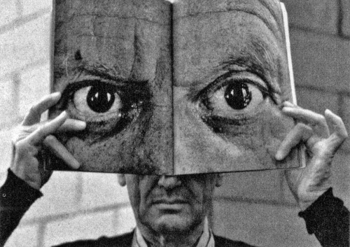 Inge Morath - Charles Eames posant avec un magazine illustré des yeux de Picasso, 1959.