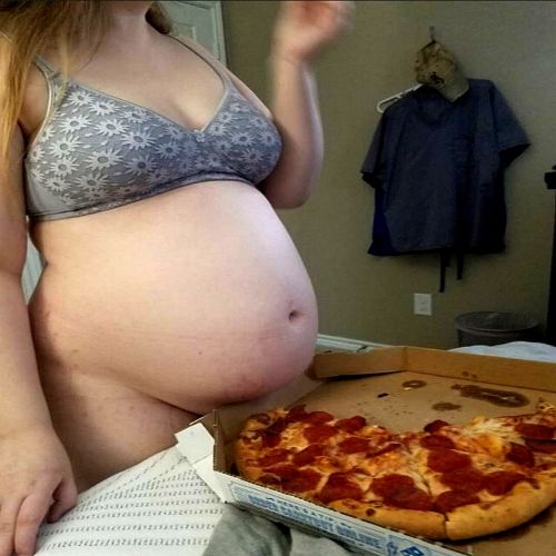 neptitudeplus: Her belly is what pizza pictures when it thinks about Heaven…