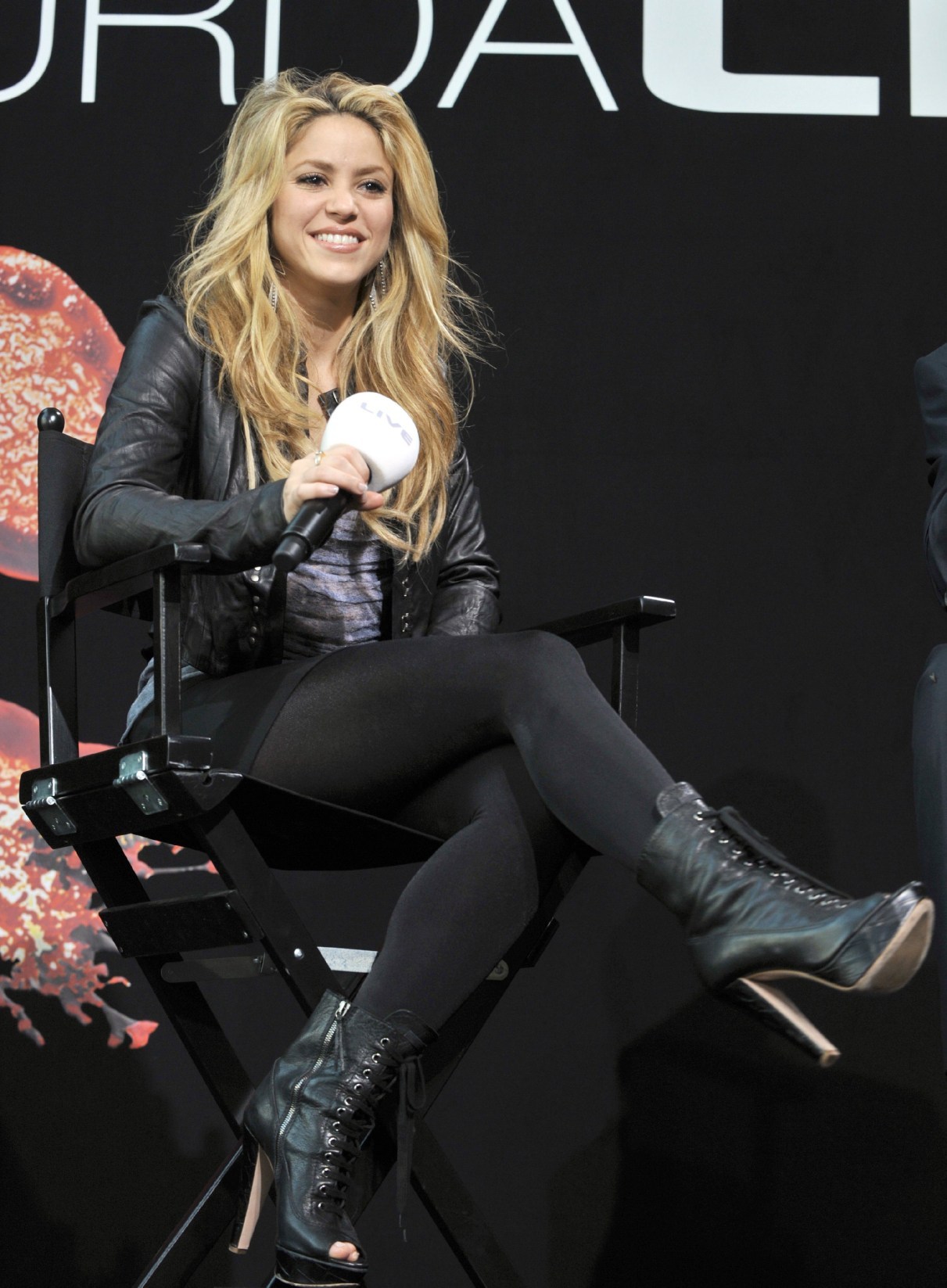 sheknowshowtowearleggings:  Shakira. http://sheknowshowtowearleggings.tumblr.com/