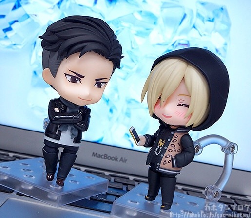 OH MY GODDDDNo motorcycle but we get the bear!! The helmet!! And the DJ headphones