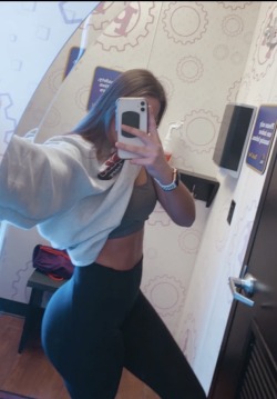 bubblebuttteens-deactivated2021:Nerdy Pawg Camryn……..Word on the street is she’ll let you give her back shots if you play Minecraft with her after 😭😍😅