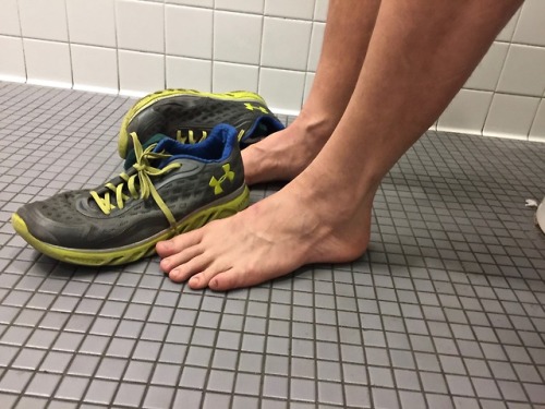 boysmells:Jockman takes off his stinky Under Armour sneakers in the gym’s bathroom. Imagine the how 