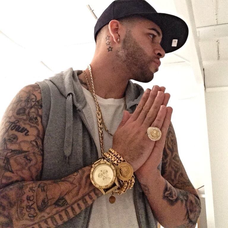 betocheto17:  I love it when guys wear cowboy hats  😍  He has a nice inked up