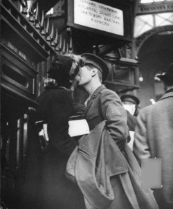 historicaltimes:  Goodbye Kiss, Pennsylvania Station, 1944. Photo by Alfred Eisenstaedt.