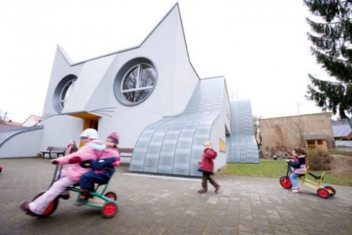 Kindergarten Wolfartsweier is a cute cat-shaped primary school designed by Tomi Ungerer and d’Ayla-S