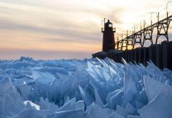 delphes:American Photographer, Joel Bissel, took stunning pictures of the frozen Michigan Lake in Chicago, covered by ice scales (x)