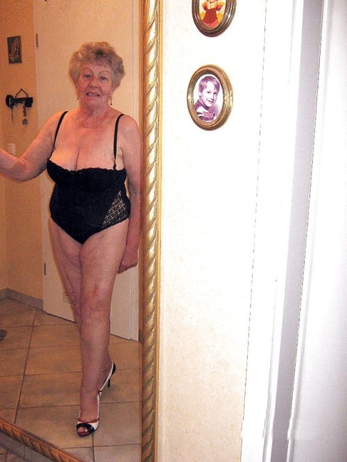 gilfsgalour:matureguy44:sexy granny…Superb ✊