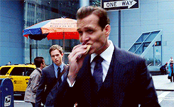 queenrafferty:  Harvey Specter + Eating