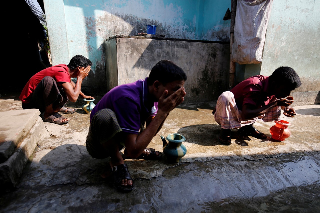 Cientos de musulmanes rohinyas huyen de la violencia en Birmania hacia Bangladesh. Los rohinyas no son reconocidos como ciudadanos por las autoridades de Birmania y son ignoradas por las de Bangladesh que apenas reconoce estatus de refugiados a...