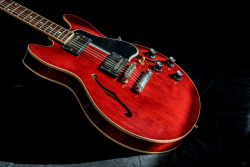 guitar-porn:&ldquo;Maria&rdquo;.“Gibson ES-339. My go to jazz guitar!” - cifutographyGot a guitar, bass, pedal or amp you want to share? You can send it in to GuitarPorn here!