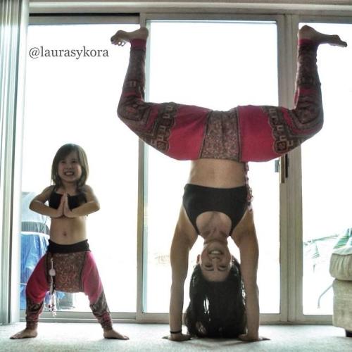 safetypin-up:  southerngirlfitness:  tonedbellyplease:  I’ve reblogged this before but it’s just too precious  ♥♥  I need to learn yoga now so I can do this with my future child   Mi hija :3