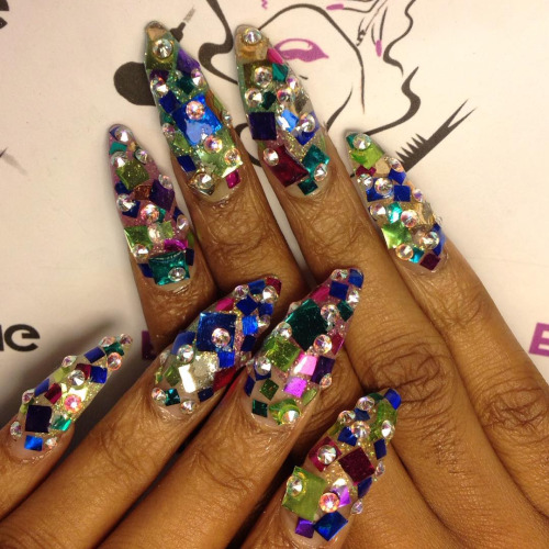 flyandfamousblackgirls:  surra-de-bunda:  IG: cartinaseyecatchingnailz   Is that a pineapple and a hot dog? The creativity!