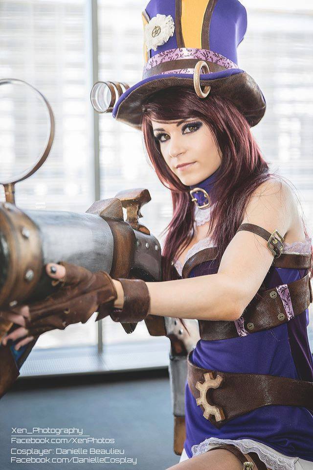 league-of-legends-sexy-girls:  Caitlyn Cosplay