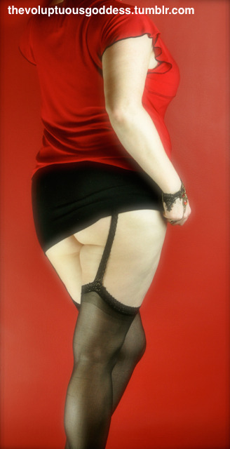 thevoluptuousgoddess:  Let’s kick off the weekend in a naughty way! I can think