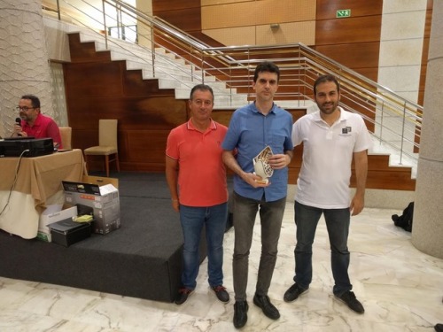 Gabriel del Río, vencedor del torneo, rodeado por Angel Vilas (vicepresidente de la Federación Gallega de Ajedrez) y Roi Reinaldo (Director del torneo)