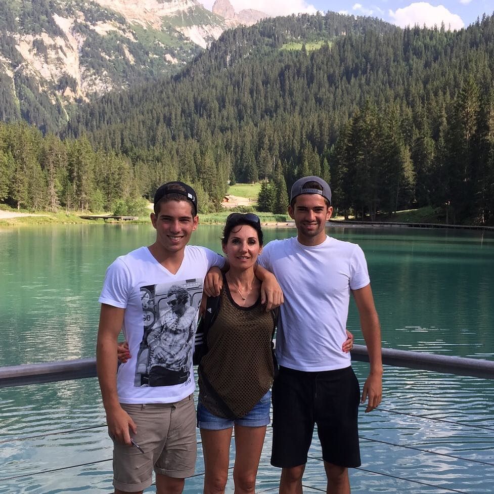 family2foot:
“Verónique, Enzo and Luca, Zinedine Zidane’s wife and sons
”