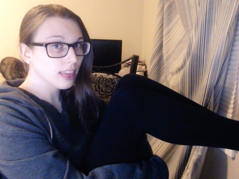 lil-uni:  A hoodiegirl and some feets