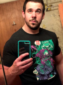 dadgician:no one asked but here’s my new d.va shirt again