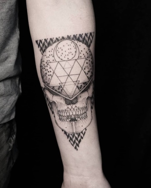 New one! Triangles @yuriy_resh #ekskull #linework #skulltattoo #tattoomoscow (at Moscow Radisson Sl