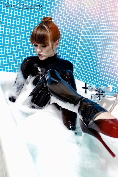 XXX mrsomeoneinside:  wet latex photo