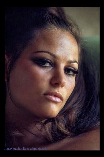 ▪ Beautiful close-up photographs of Claudia Cardinale in the summer of 1966.
📷 Photo by Orlando Suero.