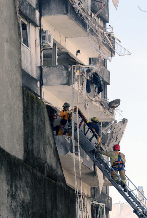 clarincomhd:    Una explosión en un edificio ubicado en el centro de la ciudad de Rosario causó muertes y dejó alrededor de 60 heridos. Varias personas fueron evacuadas y otras 15 están desaparecidas. (Reuters y AFP)
