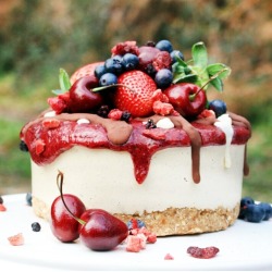 im-horngry:  Vegan Forest Fruit Cheesecake by instagram.com/abigailgeer 🍰  Omg