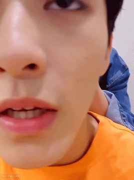 nctmark:taeil playing with mark