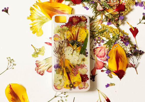 owls-love-tea:  etsy - Give your phone case lasting flower power with this DIY