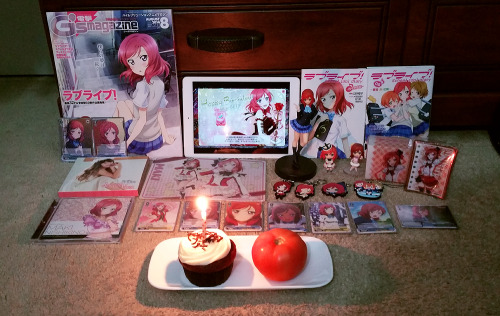 notsuki:  Happy Birthdaaaay Maki !!! (Yes that is a tomato)