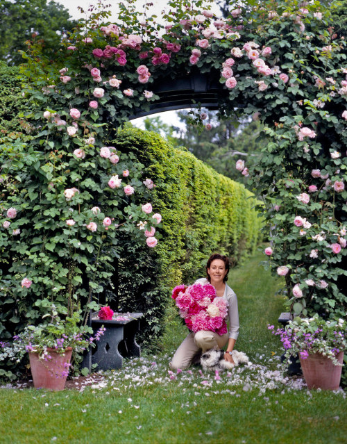 Carolyn Roehm at home in the garden. www.architecturaldigest.com