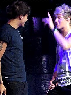 boolinson-deactivated20131028:  louis and niall mocking zayn’s vocal run {x} 