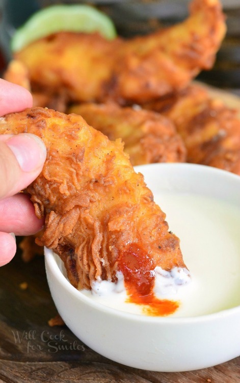 foodffs:  SRIRACHA CRISPY CHICKEN TENDERS WITH HONEY DIPPING SAUCE Really nice recipes. Every hour. 