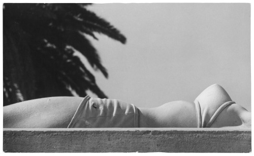 anneyhall:  Photo by Guy Bourdin, 1950-53.