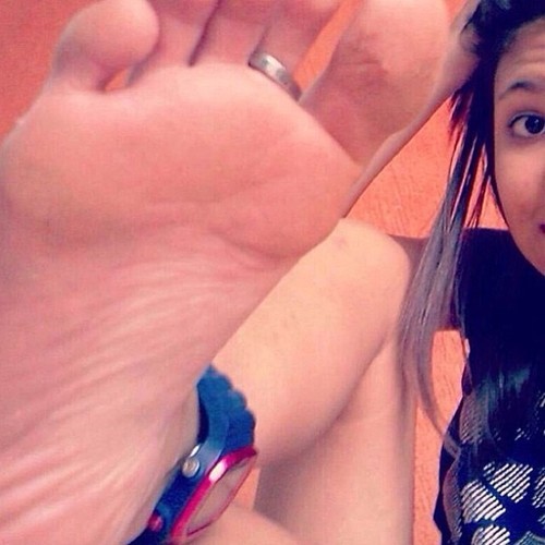 barefootgirlfriends: delicatefeet: ;)