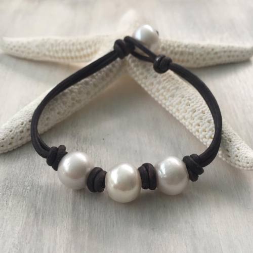 Pearl and leather bracelet #pearlbracelet #etsyseller #jewelry #jewelryonetsy #jewelryforsale #etsy 