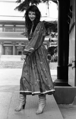 bellebooo:Kate Bush at Zojoji Temple, Japan, June 1978 | Photos by Koh Hasebe/Shinko Music